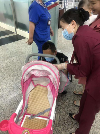 圖片1.png“真情服務(wù)”是讓旅客更加安心、放心、舒心的出行。行查室作為部門進(jìn)港服務(wù)的最后一個(gè)環(huán)節(jié)，在日常工作中也很注重服務(wù)細(xì)節(jié)。6月10日，行查室工作人員幫助旅客打開嬰兒車，為她排憂解難。.png
