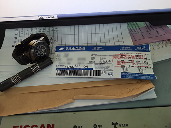 1653362034997907.jpg 安檢站查獲旅客攜帶多個偽裝點(diǎn)煙器.jpg