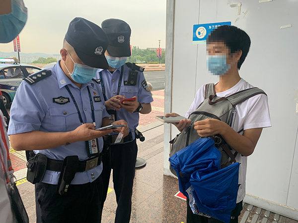 安檢站查獲一旅客冒用他人健康碼、核酸證明副本.jpg