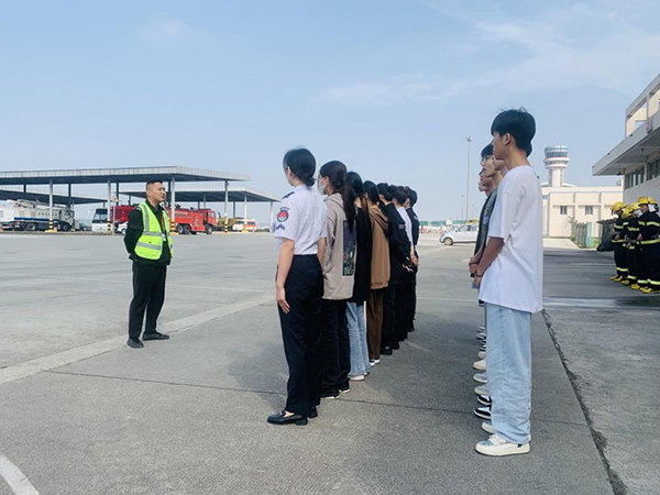 綿陽(yáng)機(jī)場(chǎng)安檢站對(duì)閬中機(jī)場(chǎng)、民航校  實(shí)習(xí)生開(kāi)展軍訓(xùn).png